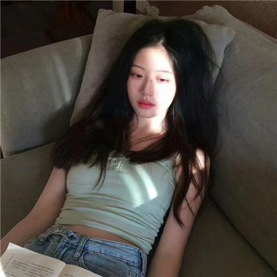 穿蓝衣的男孩